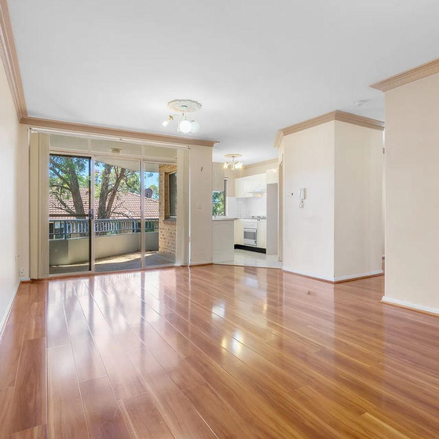 SPACIOUS TWO BEDROOM APARTMENT WITH NEAR NEW FLOORING THROUGH-OUT - Photo 1