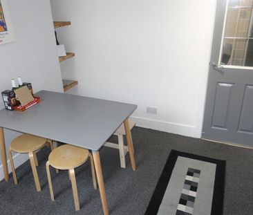 2 bedroom Flat To Let - Photo 3