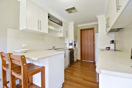 Fully Furnished Villa in Central Location - Stroll to CBD! - Photo 2