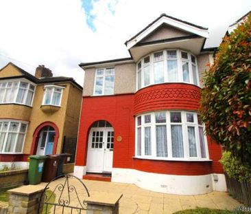 3 bedroom property to rent in Barking - Photo 4