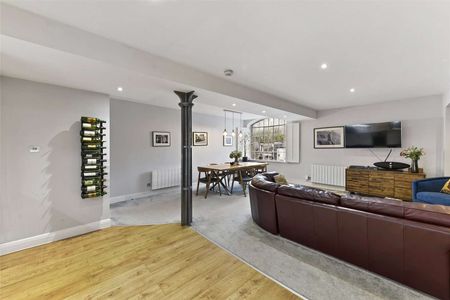 A wonderfully appointed, two bedroom apartment situated on the fourth floor of this charming warehouse conversion located in the heart of West Wapping. - Photo 2