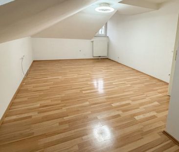 Gemütliche DG-Wohnung in Bahnhofsnähe mit Carport & Gartenmitbenütz... - Foto 3