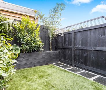 Sleek and Stylish - Photo 4