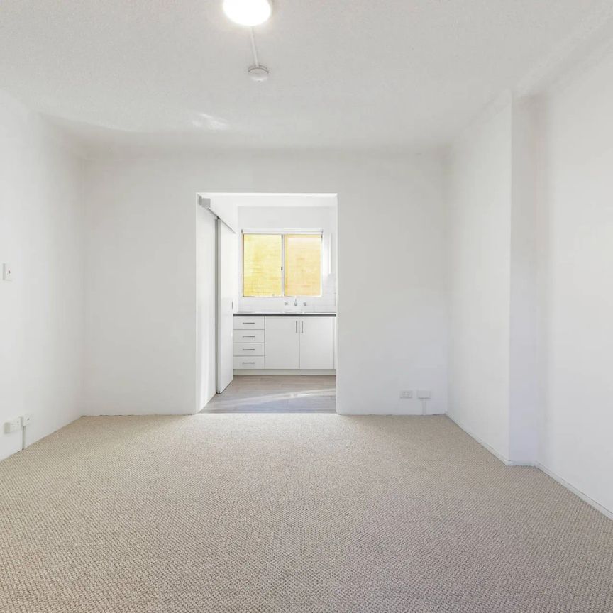 Meticulously kept apartment offers private living in convenient location. - Photo 1