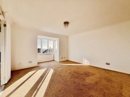 Bradleigh Avenue, Grays, RM17 - Photo 2