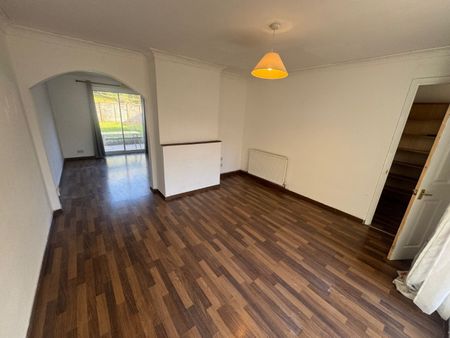 3 bed terraced house to rent in Shephall Way, Stevenage, SG2 - Photo 2