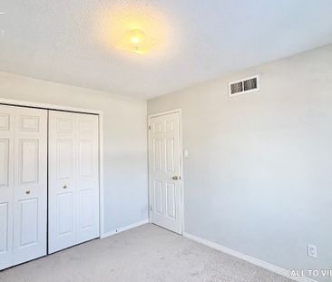 ELEGANT 3-BEDROOM FREEHOLD TOWNHOUSE WITH MODERN FINISHES - Photo 2