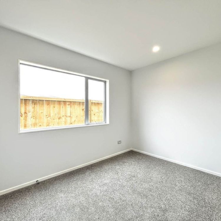 Beautiful Near-New Home – Light-Filled, Modern & Family-Friendly - Photo 1