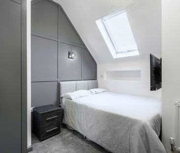 Beautifuly decorated 9 bed property. With communal living space and... - Photo 2