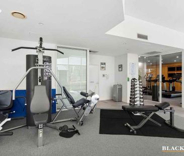 Landmark apartment with water views! - Photo 2