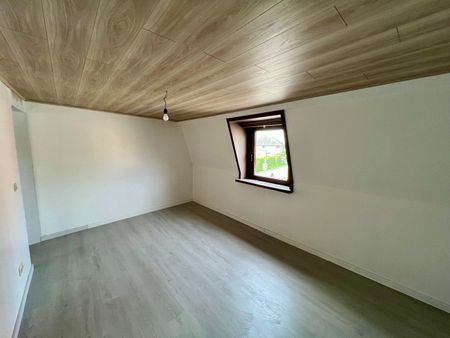 Centraal gelegen woning met 2 slaapkamers en zéér ruime garage! - Foto 4
