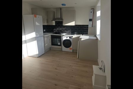 1 Bed Flat, East India Dock Road, E14 - Photo 3