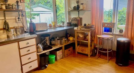 Spacious Home in Quiet Street - Photo 3