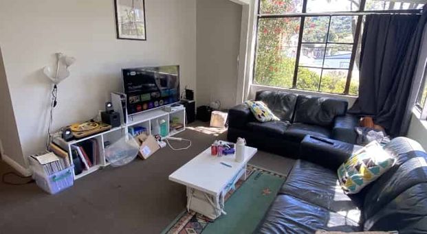 FIVE BEDROOM IN A GREAT LOCATION: - Photo 1