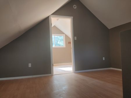 1167 ROBINSON 3 BEDROOM HOUSE WITH GARAGE - Photo 4