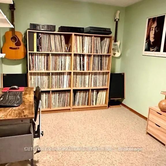 404 TRENT STREET W - Photo 1