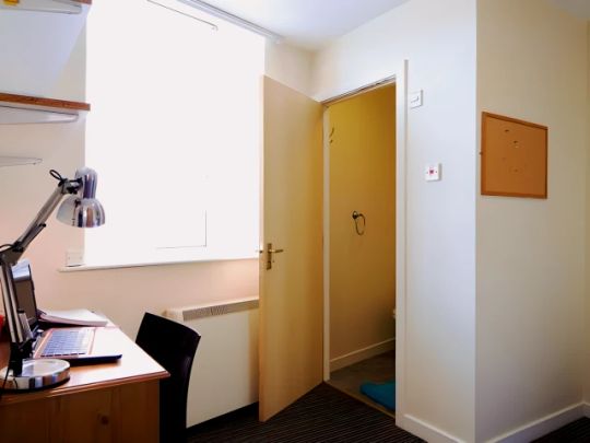 Medium 4-6 Bedroom En-Suite - Photo 1