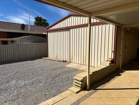 Family home with large shed! - Photo 2