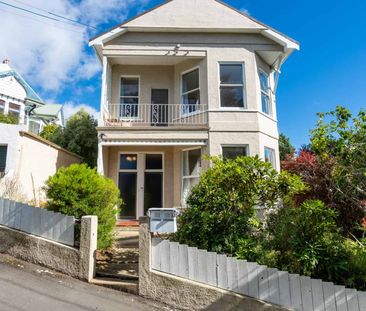 Sunny Upstairs Apartment - Photo 2
