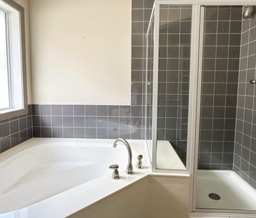 Executive 3+1 Bedroom Home In Springbank Hill . - Photo 4