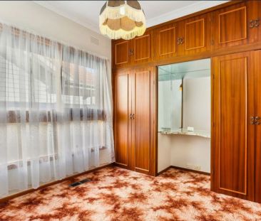 Convenient Inner West Location - Photo 3