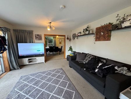 A spacious home with double glazing - Photo 4
