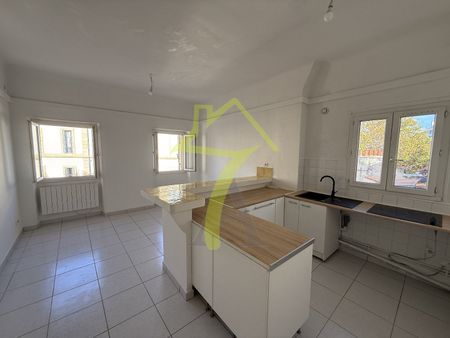 Location Appartement 2 pièces 42m² MARSEILLE 1er - Photo 2