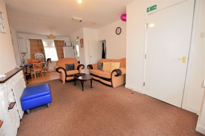 2 bedroom House in Newport Road, Leeds - Photo 1