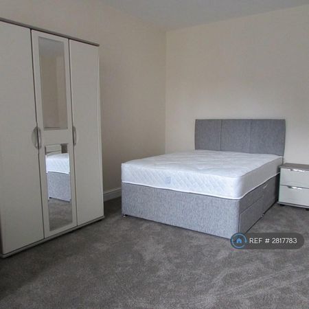 1 bedroom in a house share to rent - Photo 2