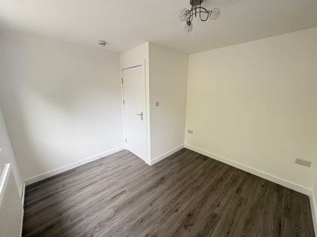 Ladyshot, Harlow - Photo 2