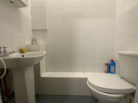 1 bedroom in a house share to rent - Photo 2