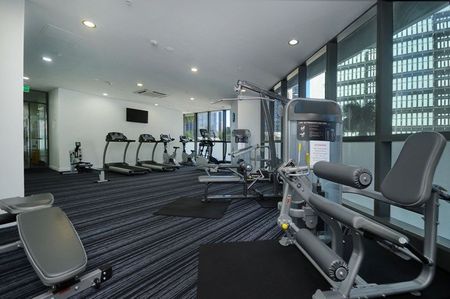 Modern 2 Bedroom City Apartment! - Photo 3