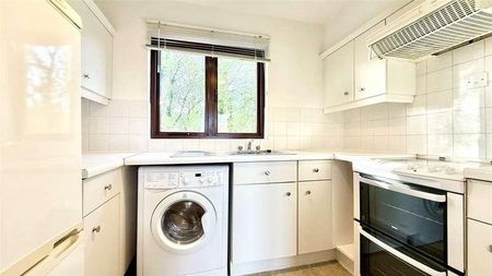 Othello Grove, Warfield, Berkshire, RG42 - Photo 3