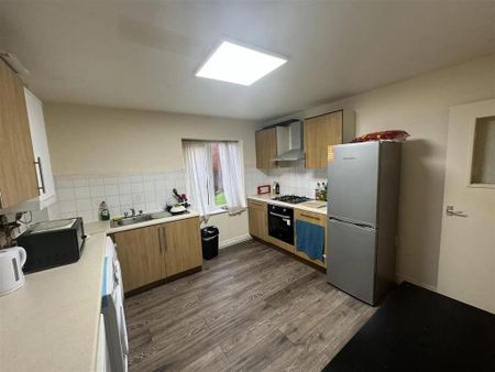 3 bedroom flat to rent - Photo 5