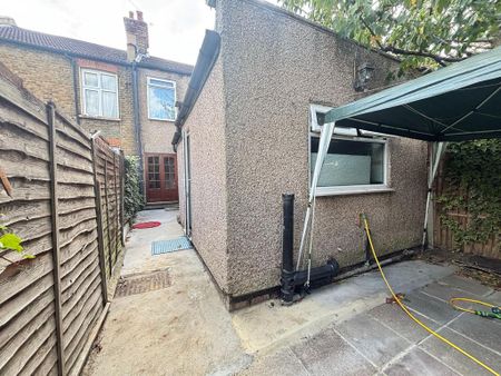 4 bedroom flat to rent - Photo 2