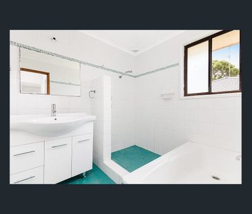 Single Level Residence In Prime Location! - Photo 4