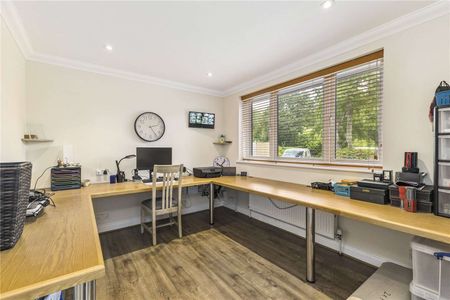 Stunning six bedroom family home situation between Water end and Potten End - Photo 2