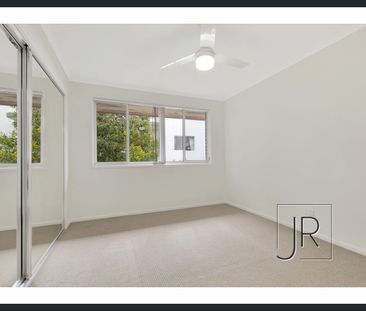 Thoughtfully renovated first floor apartment on Chevron Island - Photo 1