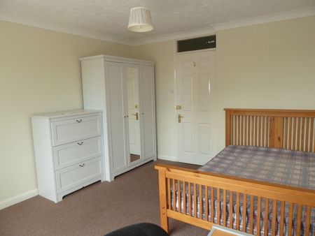 4 Bed Terraced House, Berkeley Close, SO15 - Photo 4