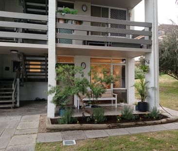 Furnished 2 bedroom ground floor unit in a prime location! - Photo 6