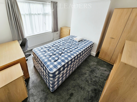 4 bedroom semi-detached house to rent - Photo 5