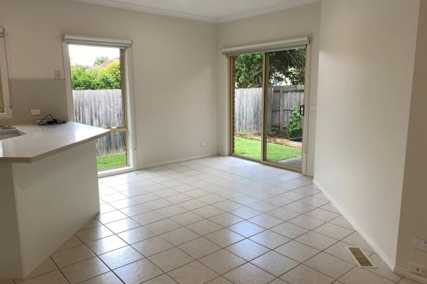 2/9 Koonawarra Street, - Photo 1