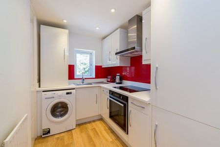 Badgers Hollow, Peperharow Road, Godalming, Surrey, GU7 - Photo 4