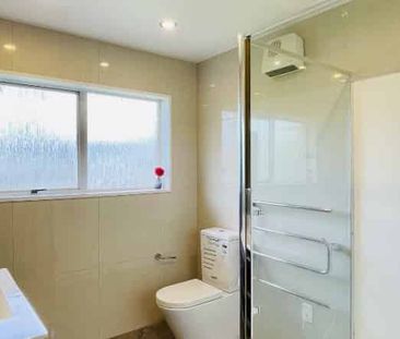 Modern 2-Bedroom, 2-Bathroom in Prime New Lynn Location - Photo 3