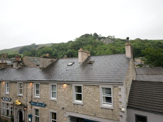 Flat to rent on - Photo 1