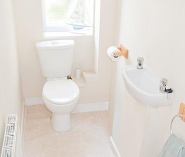 2 bedroom end of terrace house to rent - Photo 3