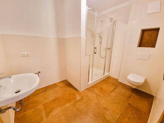 Neuwertige 2-Zimmer-Dachgeschosswohnung mit Balkon und Fernblick - Foto 1