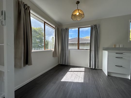 Fully fenced and Sunny family home! New Renovated！！ - Photo 1