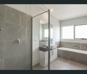 Contemporary two bedroom townhouse - Photo 5