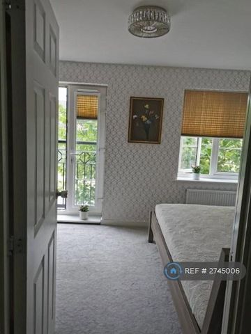 1 bedroom in a house share to rent - Photo 2